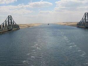 مصر: عمليات بحث عن 14 صيادا غرق قاربهم في خليج السويس