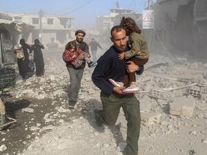 Syrians make their way through debris in Eastern Ghouta (AFP/File Photo)