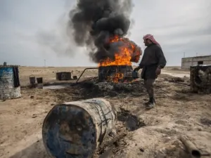 (A man processes oil through a makeshift rig in Deir Ezzour Governorate, AFP) 

