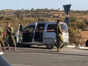 منفذ عملية الطعن هو فتى يبلغ من العمر 17 عاما، وأصيب بأربع رصاصات ووصفت بالحرجة