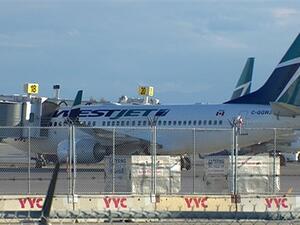 حادث شمل طائرتين" عند بوابته رقم 3