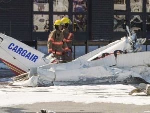 مقتل شخص إثر اصطدام طائرتين صغيرتين فوق مركز تسوق بكندا
