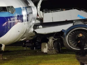 الطائرة بعد أن انزلقت عن المدرج أثناء هبوطها في مطار لاغوارديا في نيويورك 