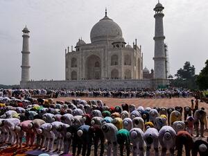 "تاج محل" الواقع في مدينة أغرا، أقامه الإمبراطور المغوليّ شاه جهان عام 1631 بهدف تخليد ذكرى زوجته الأميرة مُمتاز محل 