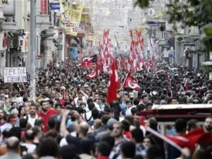 الشرطة التركية تفرق محتجين في ساحة تقسيم باسطنبول
