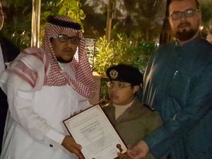 الطفل عبدالعزيز ملقب باسم العميد عزيز 