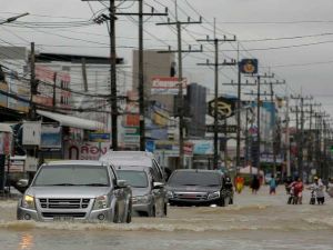 وفاة 11 شخصاً في موجة فيضانات مفاجئة في تايلاند
