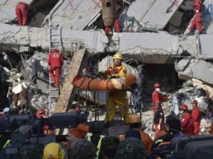 انتشال ناجيين اثنين من انقاض بناية دمرها زلزال تايوان