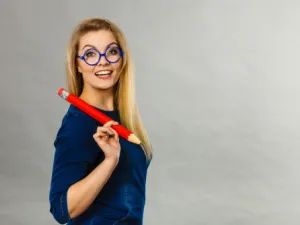 المُعلّم هو الذي يصنع جيلاً كاملاً ويغرس فيه ما ينفعه في حياته

