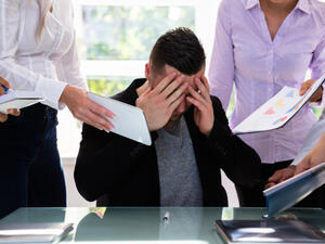 يميل برج القوس للوم الآخرين على مشاكله عندما يخطئ

