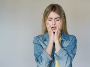 تساعد ممارسات النظافة الفموية في تقليل خطورة إصابة قناة الجذر

