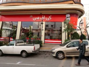 إغلاق مطعم تابع لـ”دجاج كنتاكي” في طهران بعد يوم واحد من افتتاحه