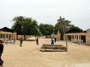 عناصر من الشرطة النيجرية في مدرسة شيبوك حيث خطفت 219 تلميذة على يد عناصر من بوكوحرام
