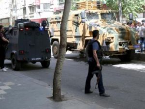 افراد أمن يحيطون بمركبة عسكرية تركية في مدينة ديار بكر
