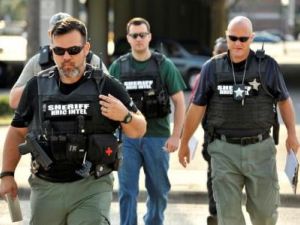 عناصر من قوات الأمن اثناء التحقيق في واقعة إطلاق نار بملهى ليلي للمثليين في ولاية فلوريدا الأمريكية يوم الاحد
