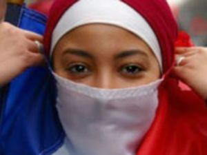 "يوم الحجاب" في أحد المعاهد الفرنسية يثير جدلاً