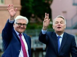 شتاينماير (يسار) ونظيره الفرنسي جان مارك ايرولت ف براندنبورغ قرب برلين الاربعاء
