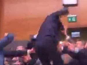 تبادل لكمات وتراشق بالقوارير في البرلمان التركي 