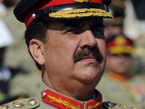 قائد الجيش الباكستاني يعزل ضباطا كبارا متهمين بالفساد
