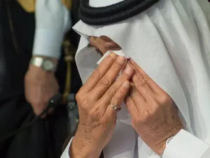 دموع الملك سلمان