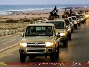 عناصر تنظيم الدولة الاسلامية يتظاهرون في شوارع سرت
