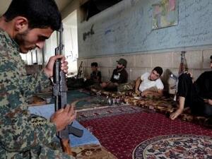 مقاتلون من جيش السنة التابع لتحالف جيش الفتح في قرية في ريف حلب الجنوبي 
