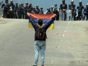 متظاهر من المعارضة يواجه الشرطة في سان كريستوبال
