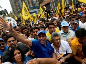 زعيم المعارضة الفنزويلية انريكي كابريليس (يسار) يتقدم تظاهرة في كراكاس
