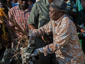 أمرا باستخدام 100 ألف دولار كانت مخصصة لحفل افتتاح البرلمان، لشراء أسرة لأكبر مستشفى في تنزانيا 