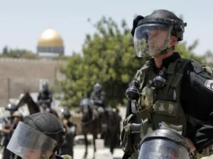 آلاف المصلين يتوافدون لأداء الجمعة الأخيرة في الأقصى 