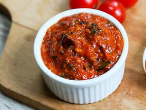 وصفة تشاتني الطماطم والتمر (shutterstock.com)