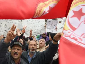 الإضراب العام يعمق الأزمة في تونس
