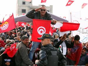 نشطاء في تونس يطلقون حملة “السترات الحمراء” للمطالبة بالتغيير