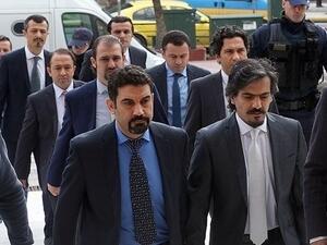 مشاركون أتراك فارين إلى اليونان أثناء اصطحابهم إلى المحكمة العليا في اثينا  