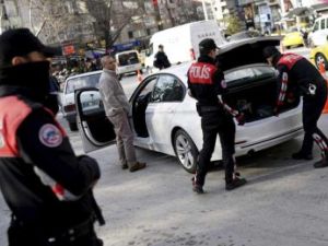 أجرت الفرق عمليات تفتيش في منازل وسيارات الأشخاص المشتبه بهم