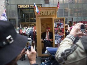  ترامب "ملكاً للحمقى" بالإجماع