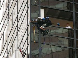 الشرطة تجذب رجلا إلى داخل برج ترامب في نيويورك بعد أن تسلقه