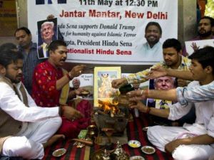 أعضاء الجماعة أوقدوا النار وألقوا فيها بالقرابين تقربا للآلهة في أن تنعم على ترامب بالفوز