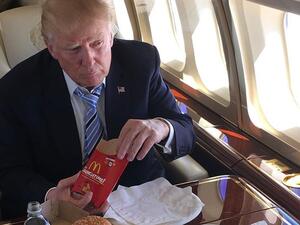 عزا مؤلف الكتاب تحذيرات ترامب للموظفين بأنها ناتجة عن "مخاوفه من التسمم" 