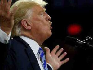 يضيق الخناق على ترامب لكن ما زال عزله صعبا 