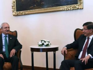 رئيس الحكومة التركية احمد داود اوغلو ورئيس حزب الشعب الجمهوري (اشتراكي-ديموقراطي) كمال كيليتشدار اوغلو
