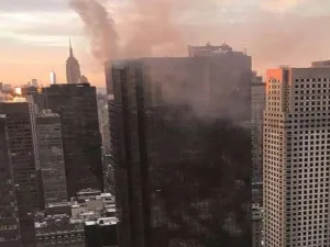  النيران شبت في الطوابق العليا من برج ناطحة السحاب