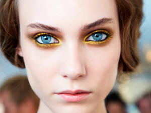 اعتمدي اللون الليموني للآيلاينر واكسري نمطية الألوان الكلاسيكية…