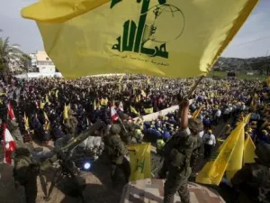 عضو في حزب الله يحمل علم الحزب في مهرجان نظمه الحزب في النبطية في لبنان 
