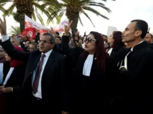 محامون تونسيون يتظاهرون ضد مشروع موازنة 2017
