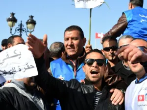 عناصر الشرطة في تونس يتظاهرون للمطالبة بزيادة رواتبهم