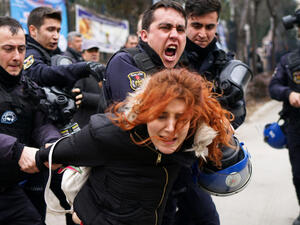 السلطات التركية تأمر باحتجاز 110 عسكريين من سلاح الجو
