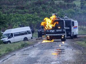 A Kurdish militant runs away after throwing a molotov cocktail at a riot police vehicle on May 26, 2014, at Lice in Diyarbakir. (AFP/Ilyas Akengin)