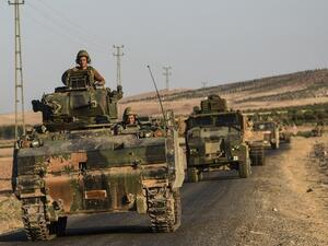 Turkish soldiers stand in a Turkish army tank driving back to Turkey from the Syrian-Turkish border town of Jarabulus on September 2, 2016. (AFP/Bulent Kilic)