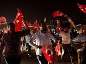 اتراك يحتفلون بفشل الانقلاب